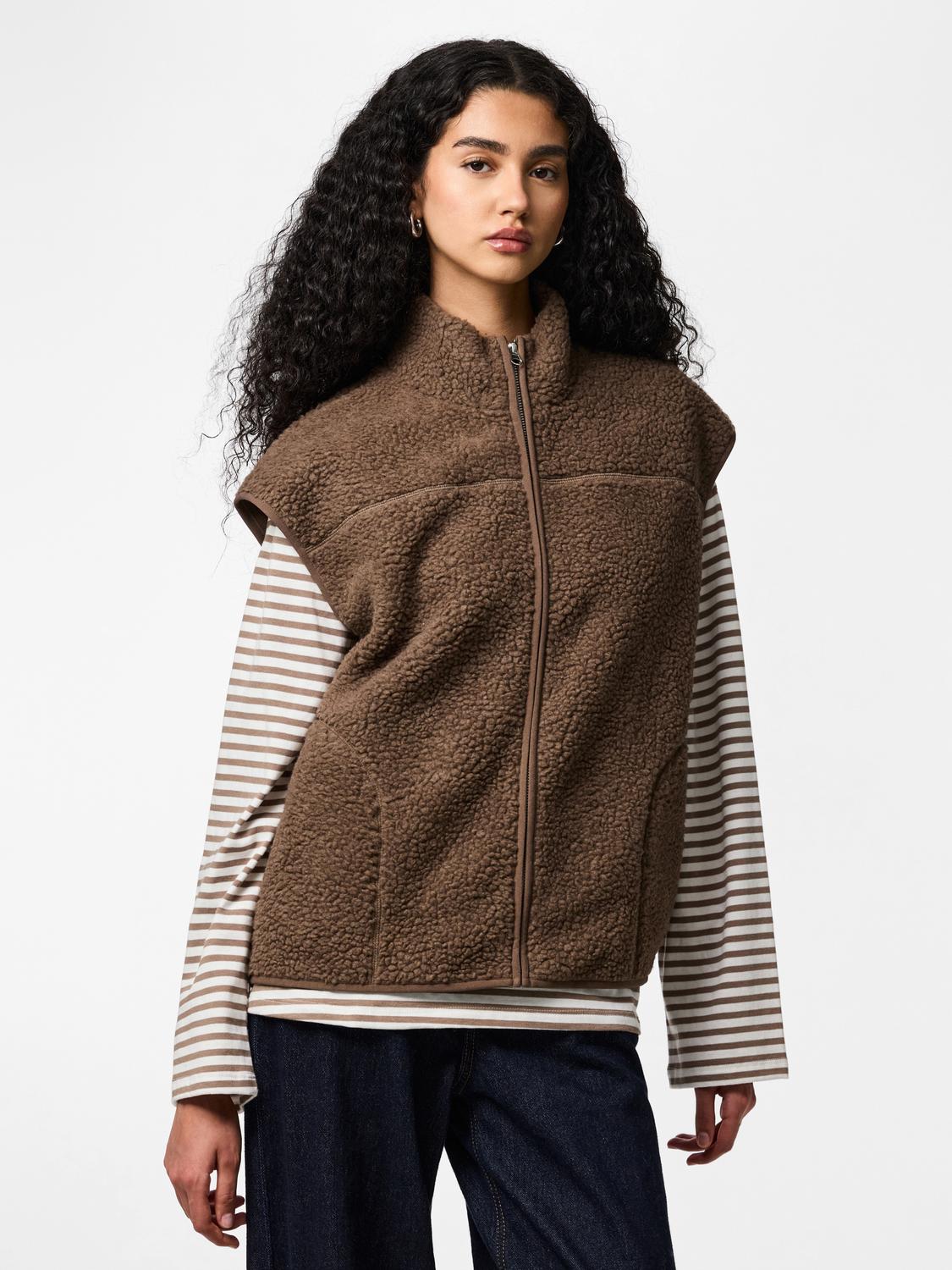 model_shot-front